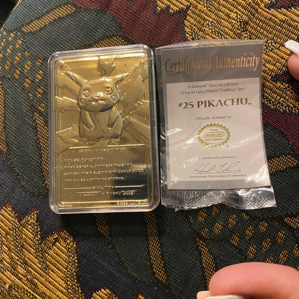 #25 Pikachu Pokémon Special Edition 23 karat gold plated trading card